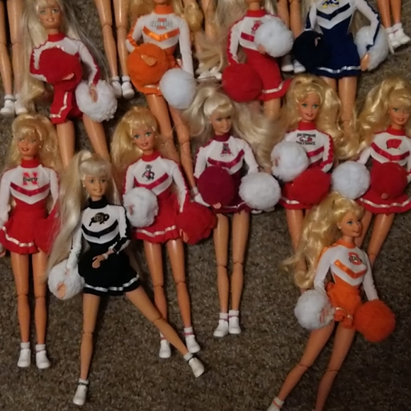 26 College cheerleading Barbies - Picture 9 of 15